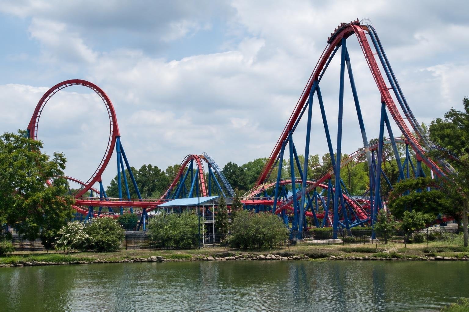 A cikk illusztrációja: Egy ember meghalt a Six Flags Over Georgia egyik hullámvasútján